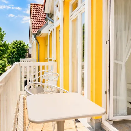 Ladies Seaside Daire *