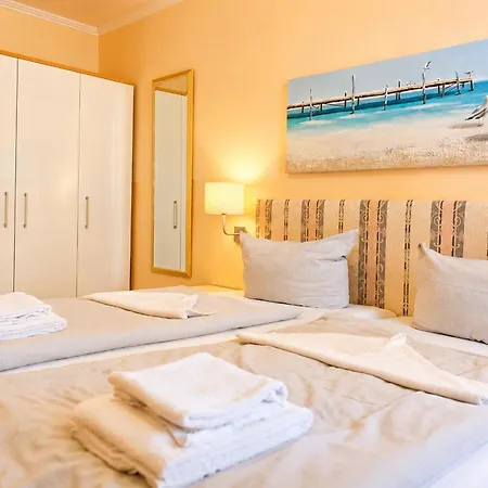 Ladies Seaside Daire *